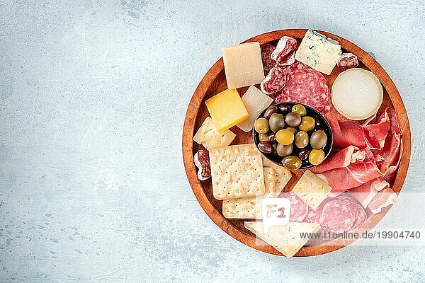 Wurst und Käseplatte  Aufnahme von oben mit Kopierraum. Prosciutto di Parmaschinken Blauschimmelkäse  Oliven und Cracker. Gourmet Antipasti