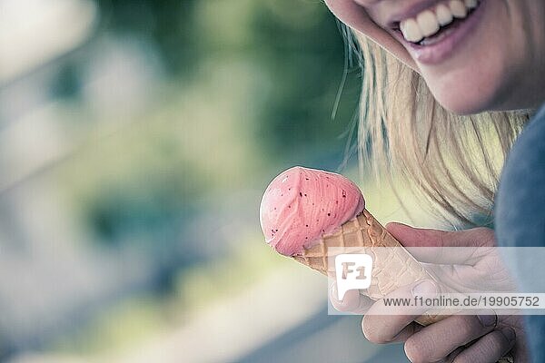 Mädchen genießt Eiscreme im Sommer