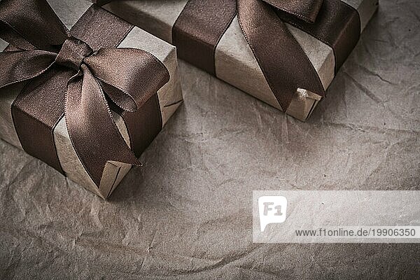 Geschenkboxen auf Geschenkpapier Feiern Konzept