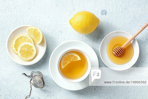 Zitronentee mit Honig  eine flache Lage  Top Shot. Bio Zitronen. Gesundes und leckeres Zitrus Detox Getränk