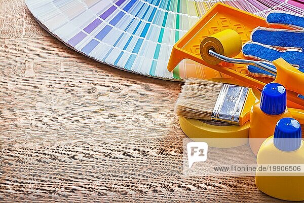 Farbwerkzeuge und Pantone Farbpaletten Leitfaden auf Holzplatte Wartungskonzept