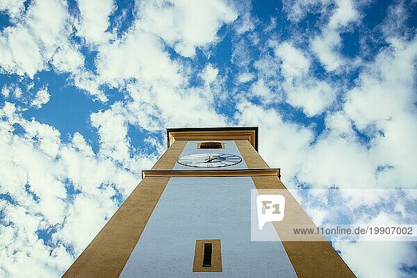 Schöne kleine Kirche in Deutschland  blaür Himmel und Wolken
