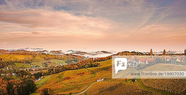 Südsteirische Weinbergslandschaft  Luftbild vom Eckberg auf herbstliche Weinberge und neblige Alpen in der Ferne