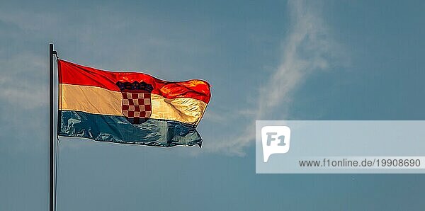 Ein Bild der kroatischen Flagge  die in der Luft weht