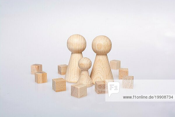 Holzfiguren der Familie als Konzept für die Betreuung von Kindern