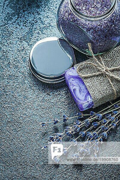 Bunch of getrockneten Lavendel handgemachte Seife aromatischen Kristall Badesalz auf schwarzem Hintergrund Spakonzept