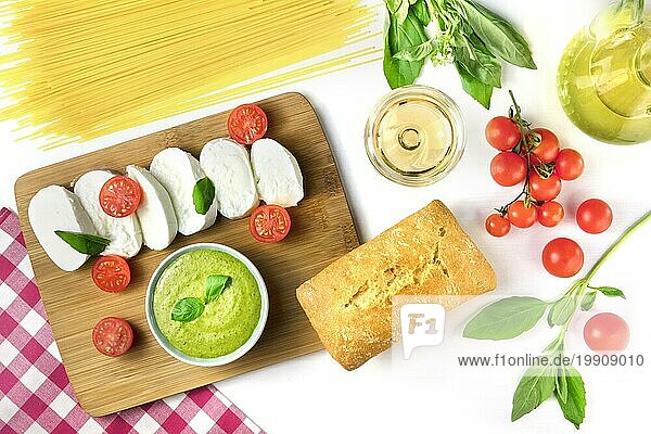 Italienisches Essen und Wein. Mozzarellakäse Ciabatta Brot  Basilikum  Pesto. Die Küche Italiens auf einem weißen Hintergrund