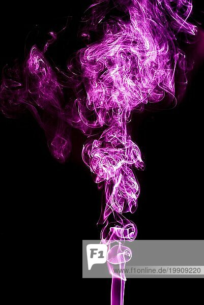Violetter Symbolbild geformter Rauch vor schwarzem Hintergrund. Abstrakter Hintergrund. Selektiver Fokus