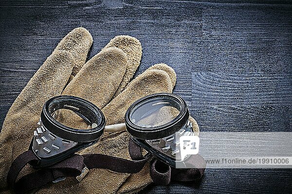 Schutzbrille  Handschuhe und Holzbrett