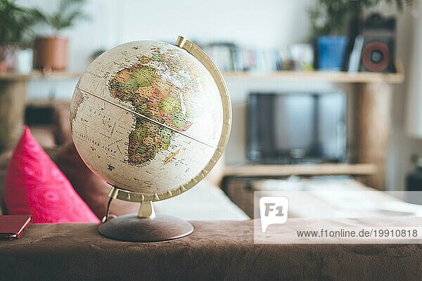 Planung der nächsten Reise: Globus im Wohnzimmer  niemand