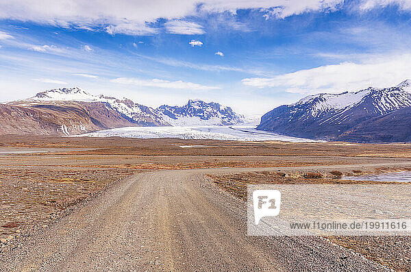 Iceland  Svinafell  Dirt road in front of Svinafellsjokull Glacier
