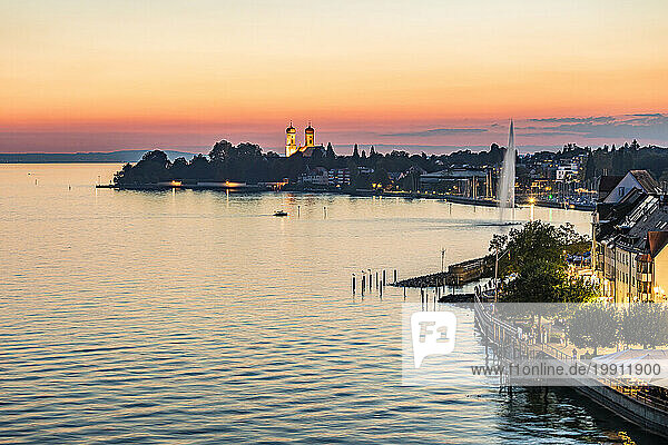 Germany  Baden-Wurttemberg  Friedrichshafen  Coastline of city on shore of lake Bodensee at dawn