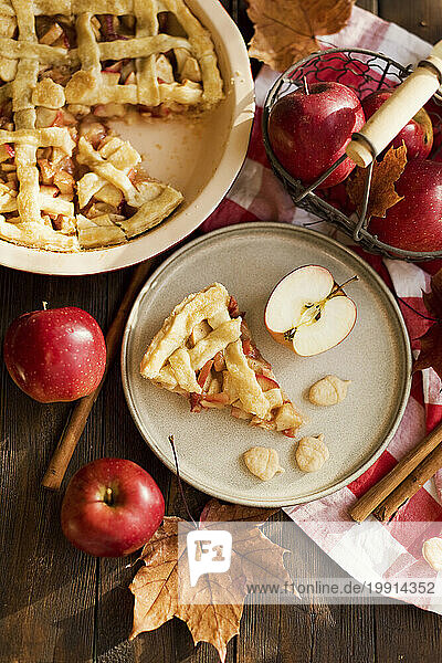 Fresh apples and American apple pie