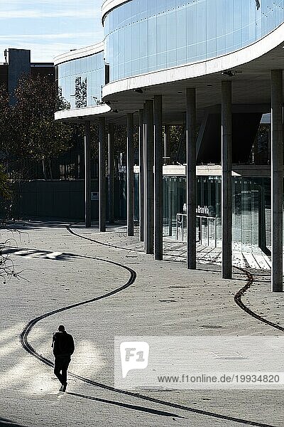 Silhouetten von Menschen  die in einem Finanzviertel in Barcelona spazieren gehen