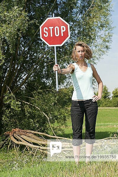 Junge Frau mit einem STOP  Schild