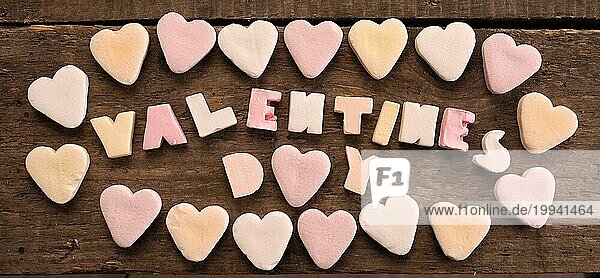 Süße Herzformen mit der Aufschrift Valentines Day