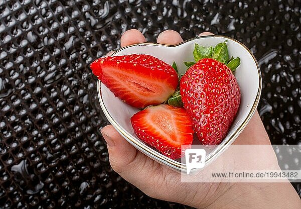 Saftige  süße und reife Erdbeerfrüchte in einer Schale