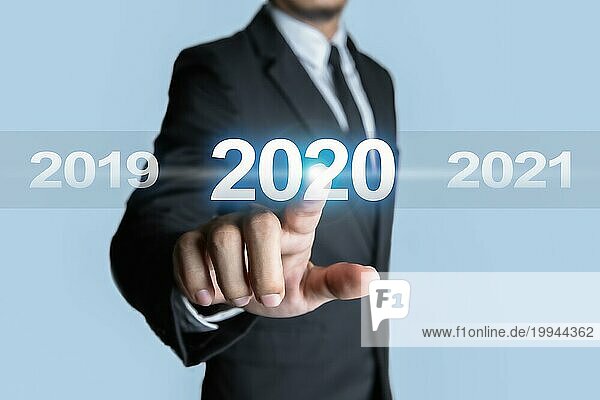 Geschäftsleute wollen das Jahr 2020 anfassen. Konzept der Zielsetzung für den Erfolg