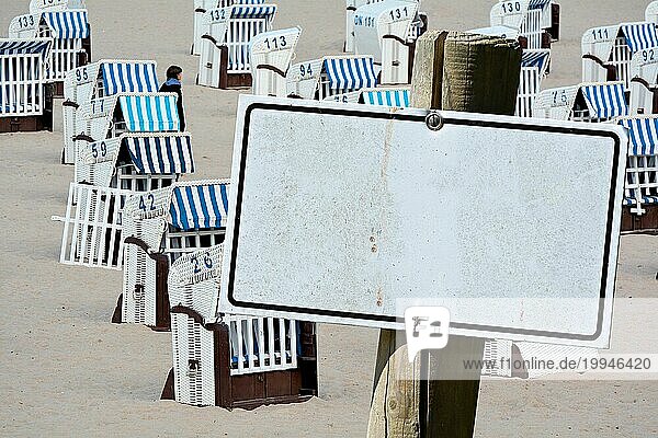 Leeres Schild mit Textfreiraum vor Strandkörben am Strand der Ostsee in Deutschland