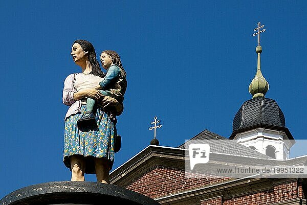 Skulptur Mutter mit Kind in der Düsseldorfer Altstadt