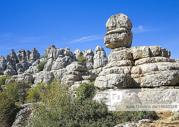 Dramatische Kalksteinlandschaft mit durch Erosion und Verwitterung geformten Felsen im Nationalpark El Torcal de Antequera  Andalusien  Spanien  Europa