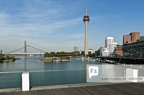 Stadtansicht des Düsseldorfer Medienhafens mit Rheinturm