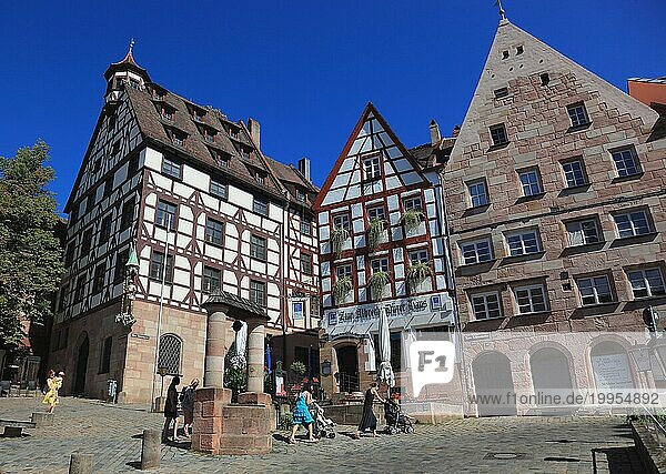 In der Altstadt von Nürnberg  Gaststätte  Zum Albrecht-Dürer-Haus und Häuser am Tiergärtnertorplatz  Mittelfranken  Bayern  Deutschland  Europa