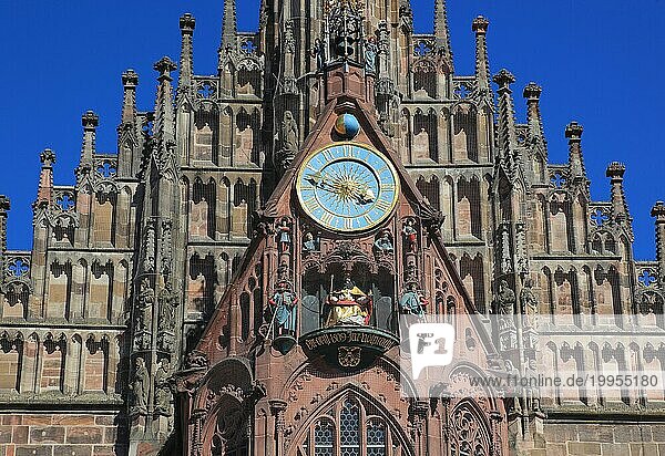 In der Altstadt von Nürnberg  die Astronomische Uhr und das Männleinlaufen am Westportal der Frauenkirche am Hauptmarkt  Stadtpfarrkirche  Unsere Liebe Frau  Mittelfranken  Bayern  Deutschland  Europa