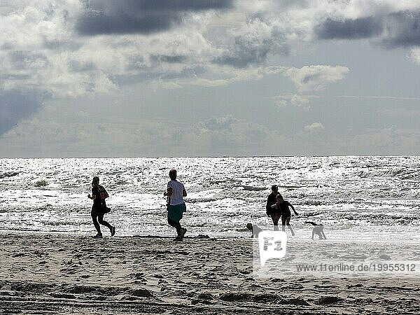 Jogger  Familien mit Kindern an einem Strand der Nordsee in Dänemark  Vejers  Dänemark  18.07.2023  Europa