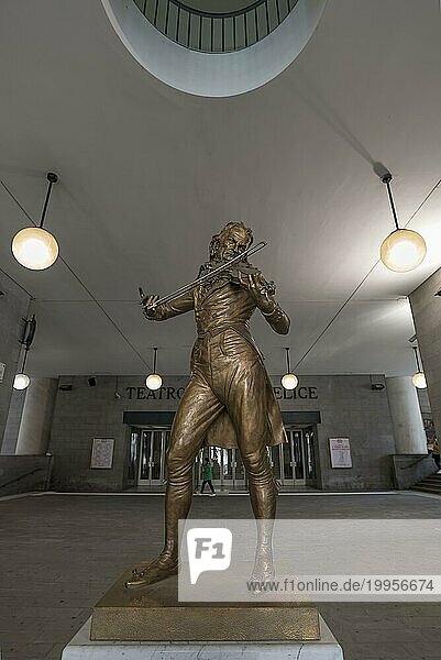 Bronzestatue vom Geiger Niccolo Paganini vom Künstker Niccolo Tommaseo  Eingangshalle vom Teatro Carlo Felice  Passo Eugenio Montale  4  Genua  Italien  Europa