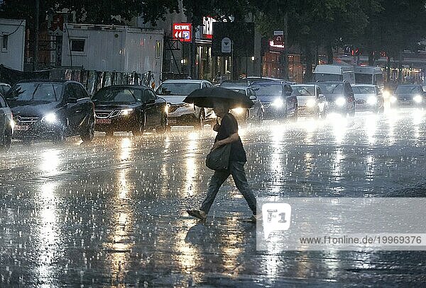 Menschen versuchen sich an der Potsdamer Strasse vor dem Regen zu schuetzen. Nach wochenlanger Hitze brachte der erste starke Regen Abkuehlung  Berlin  15.08.2022