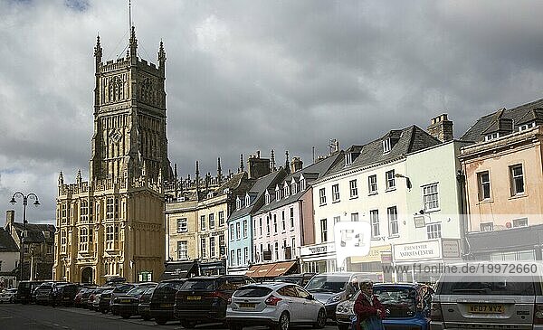 Kirche und historische Gebäude im Stadtzentrum  Cirencester  Gloucestershire  England  UK