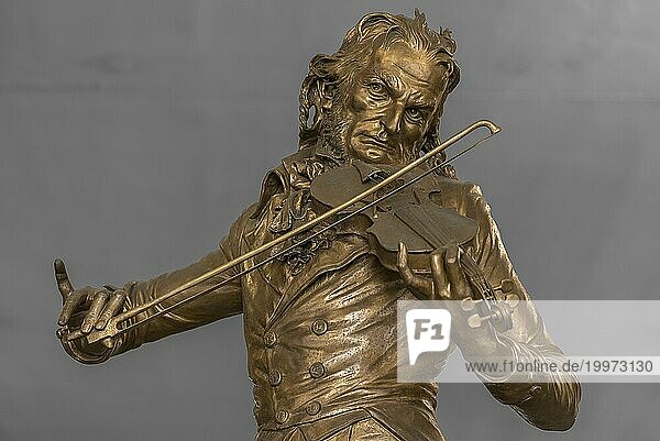 Detailansicht der Bronzestatue vom Geiger Niccolo Paganini vom Künstker Niccolo Tommaseo  Eingangshalle vom Teatro Carlo Felice  Passo Eugenio Montale  4  Genua  Italien  Europa