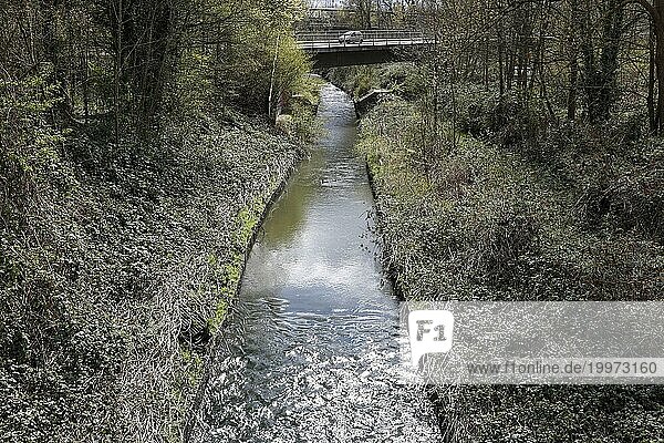 Renaturierte Escher in Dortmund. Nach 30 Jahren Emscher Umbau ist die ehemalige Kloake des Ruhrgebiets jetzt abwasserfrei. Der mehr als 80 Kilometer lange Fluss galt lange Zeit als schmutzigster Fluß Deutschlands  10.04.2022