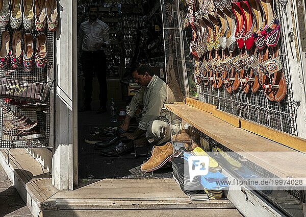 Schuhgeschäfte und Handwerker im Stadtviertel Al Fahidi  Dubai  Vereingte Arabische Emirate