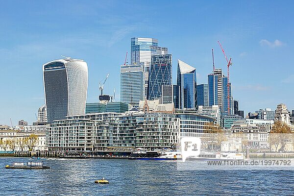 Skyline Wolkenkratzer Hochhäuser im Bankenviertel am Fluss Themse in London  Großbritannien  Europa