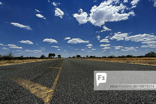 Highway  Straße  Asphalt  Straßenmarkierung  Markierung  Verkehr  Verkehrsregeln  leer  niemand  mobil  Mobilität  Auto  fahren  Reise  Road-Tripp  Bewegung  Wolken  blauer Himmel  Botswana  Afrika