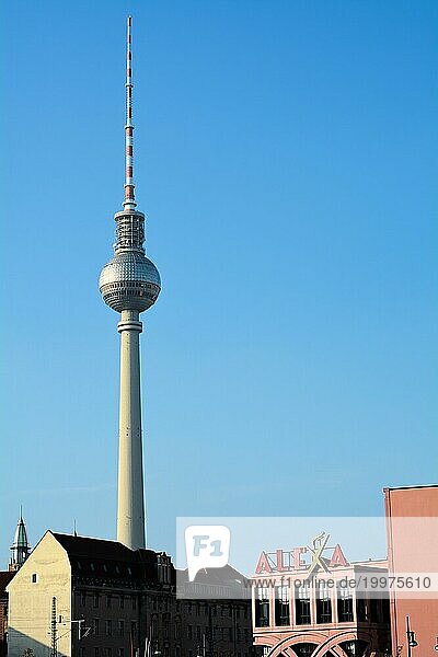 Der Fernsehturm in Berlin und das beliebte Kaufhaus Alexa