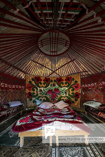 Traditionelle kirgisische Jurte zur Übernachtung für Touristen  mit vier Betten und Teppichen  Region Naryn  Kirgistan  Asien