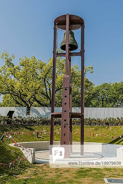 Metallglockenturm in einem Stadtpark in Hiroshima  Japan  Asien