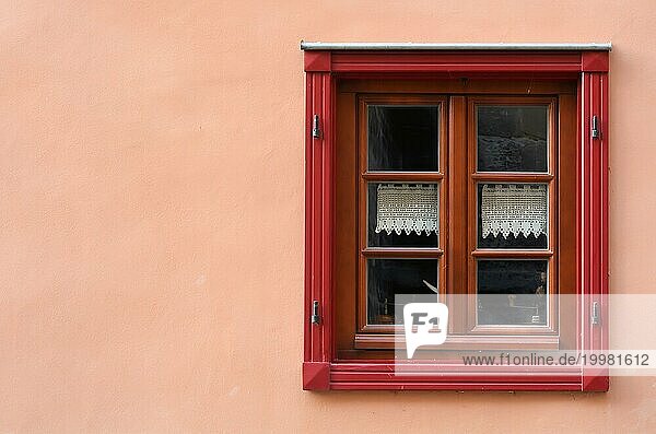 Rotes Fenster eines historischen Hauses in der Altstadt von Quedlinburg