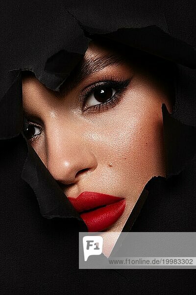 Schöne Frau mit perfekter Haut auf schwarzem Hintergrund. Schönheit und Hautpflege Konzept. Hohe Qualität Foto