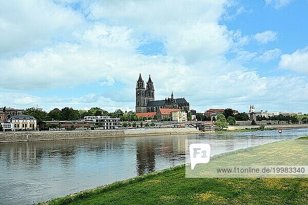 Ansicht der Altstadt von Magdeburg mit dem Fluss Elbe und dem Magdeburger Dom