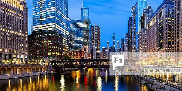 Skyline Wolkenkratzer Hochhäuser am Chicago River Brücke Panorama bei Nacht in Chicago  USA  Nordamerika