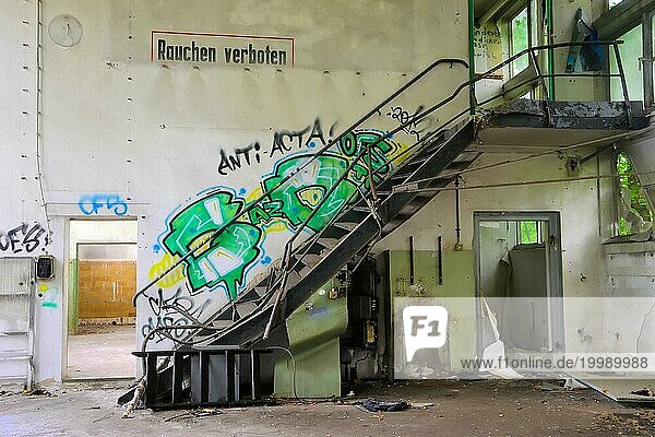 Alte Treppe in einer stillgelegten Fabrik