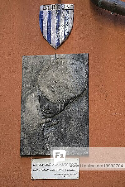 Reliefdarstellung eines männlichen Kopfes mit dem Titel: Aus Diamanten entsteht nichts  aus Mist entstehen Blumen  hängt in einem Künstlerlokal in der Altstadt  Genua  Italien  Europa