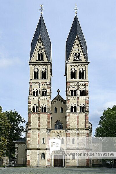 Zweitürmige Fassade der Basilika St. Kastor  Koblenz  Rheinland Pfalz  Deutschland  Europa