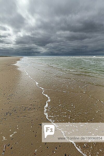 Ebbe am Strand von Juist  Ostfriesische Inseln  Deutschland. Low tide at the beach on Juist  East Frisian Islands  Deutschland  Europa
