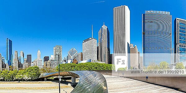 Chicago Skyline Wolkenkratzer Hochhäuser und BP Pedestrian Bridge Brücke skyscraper Panorama in Chicago  USA  Nordamerika