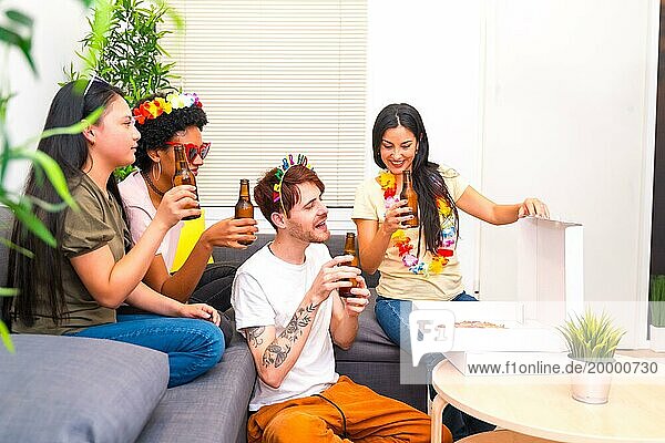 Glückliche multiethnische Freunde feiern Geburtstagsparty zu Hause  essen Pizza und trinken Bier